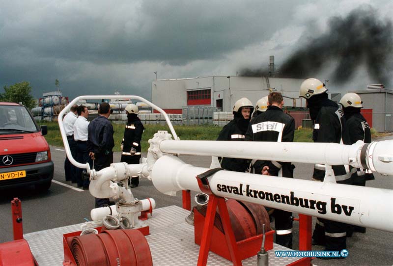 98061012.jpg - WFA;MOERDIJK;EXSPLOSIE BIJ GENTENAAR;10-06-98;Het noodweer maakt het blussen van de brand na de explosie bij tankcleaning van gentenaar op het industrieterrein van moedrijk extra moeilijk.eb/ETIENNE BUSINK