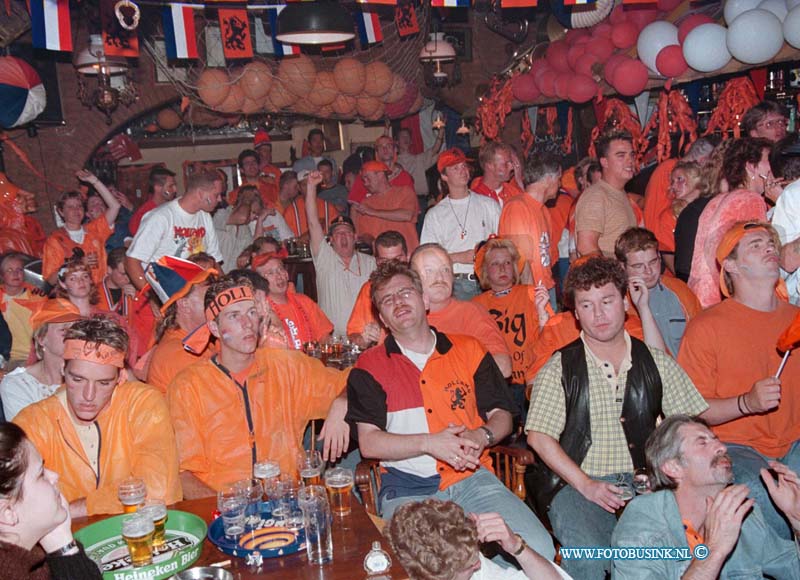 98061401.jpg - WFA;DORDRECHT;CAFE SEBES;WK VOETBAL ;13-06-1998;In cafe sebes werd massaal de wk westrijd nederland/belgie gekeken en feest gevierd met veel bier ondanks de westrijd geen toper was werd er toch gefeest en gedronken de gezelligheid was er niet minder om.eb/ETIENNE BUSINK