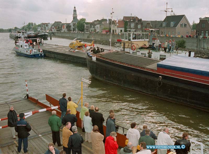 98061610.jpg - WFA;NIEUWELEKKERLAND/LEKKERKERK;BRANDWEEROEFENING;16-06-1998; Op de lek werdt een grootscheepse oefening gehouden door brandweer en ggd en politie i.v.m.de verschillende alarmcentrales van zuid holland zuid en gouda. er werdt een aanvaaring tussen 2 schepen in sernegezet met diverse gewonden. de redding helikopter moest in gezet worden om de gewonden van boord te krijgen.de oefening liep niet geheel vlekeloos de comminucatie ging stroef tussen de verschillende A.C..EB/ETIENNE BUSINK