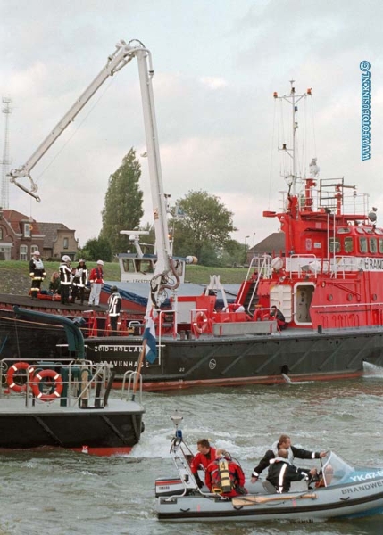98061611.jpg - WFA;NIEUWELEKKERLAND/LEKKERKERK;BRANDWEEROEFENING;16-06-1998; Op de lek werdt een grootscheepse oefening gehouden door brandweer en ggd en politie i.v.m.de verschillende alarmcentrales van zuid holland zuid en gouda. er werdt een aanvaaring tussen 2 schepen in sernegezet met diverse gewonden. de redding helikopter moest in gezet worden om de gewonden van boord te krijgen.de oefening liep niet geheel vlekeloos de comminucatie ging stroef tussen de verschillende A.C..EB/ETIENNE BUSINK