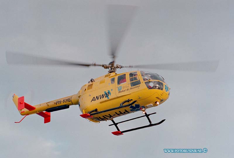 98061810.jpg - POLITIE ZHZ :Nieuwe lekkerland:16-06-1998:oefening boot ramp op de lek met trauma helikopter Deze digitale foto blijft eigendom van FOTOPERSBURO BUSINK. Wij hanteren de voorwaarden van het N.V.F. en N.V.J. Gebruik van deze foto impliceert dat u bekend bent  en akkoord gaat met deze voorwaarden bij publicatie.EB/ETIENNE BUSINK