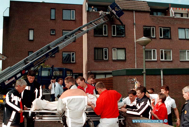 98061901.jpg - KUMQAUT;19-06-1998;DORDRECHT;een man is met kast van een verhuislift op vrachtwagen 12 meter naar beneden gevallen op de zuidendijk in dordrecht en moest met spoed naar het ziekenhuis gebracht wordenongeval zuidendijk dordrecht.eb/ETIENNE BUSINKetienne busink