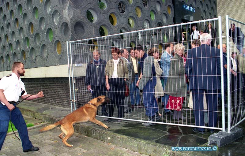 98062901.jpg - FOTOOPDRACHT:Dordrecht:29-06-1998:RAADSLEDEN WORDEN ALS VOETBALFANS BEGELEID NAAR DE KOFFIE nassauweg politie buroDeze digitale foto blijft eigendom van FOTOPERSBURO BUSINK. Wij hanteren de voorwaarden van het N.V.F. en N.V.J. Gebruik van deze foto impliceert dat u bekend bent  en akkoord gaat met deze voorwaarden bij publicatie.EB/ETIENNE BUSINK