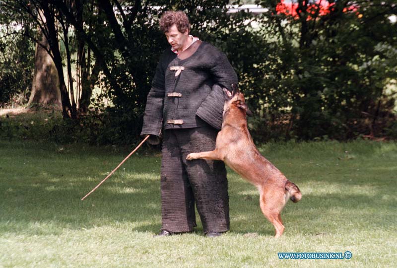 98071851.jpg - COBOUW :Zwijndrecht:18-07-1998:politie honden training sportpark bakesteijnDeze digitale foto blijft eigendom van FOTOPERSBURO BUSINK. Wij hanteren de voorwaarden van het N.V.F. en N.V.J. Gebruik van deze foto impliceert dat u bekend bent  en akkoord gaat met deze voorwaarden bij publicatie.EB/ETIENNE BUSINK