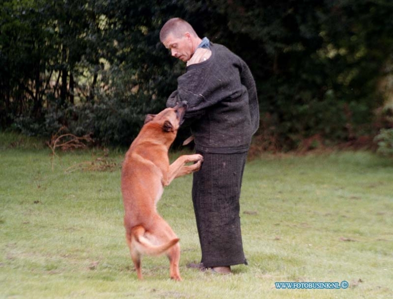 98071852.jpg - COBOUW :Zwijndrecht:18-07-1998:politie honden training sportpark bakesteijnDeze digitale foto blijft eigendom van FOTOPERSBURO BUSINK. Wij hanteren de voorwaarden van het N.V.F. en N.V.J. Gebruik van deze foto impliceert dat u bekend bent  en akkoord gaat met deze voorwaarden bij publicatie.EB/ETIENNE BUSINK