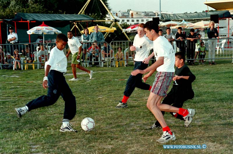 98081310.jpg - DE DORDTENAAR : dordrecht;opening minnivoetbal toernooi;13-08-1998;op de noordflank is vanavond het noordflank 1998 minivoetbal teornooi begonnen.Deze digitale foto blijft eigendom van FOTOPERSBURO BUSINK. Wij hanteren de voorwaarden van het N.V.F. en N.V.J. Gebruik van deze foto impliceert dat u bekend bent  en akkoord gaat met deze voorwaarden bij publicatie.EB/ETIENNE BUSINK