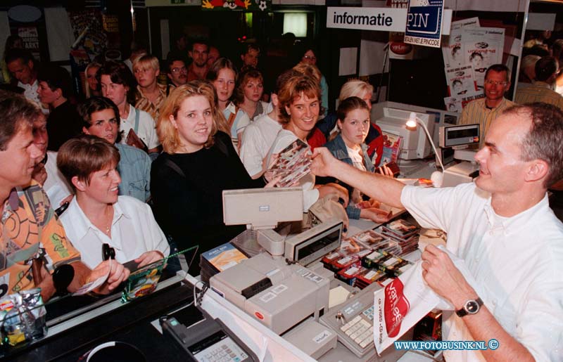 98081410.jpg - DE DORDTENAAR :dordrecht;van leest; 14-08-1998; vannacht begon de verkoop van marco bosato's cd de bestemming.Deze digitale foto blijft eigendom van FOTOPERSBURO BUSINK. Wij hanteren de voorwaarden van het N.V.F. en N.V.J. Gebruik van deze foto impliceert dat u bekend bent  en akkoord gaat met deze voorwaarden bij publicatie.EB/ETIENNE BUSINK