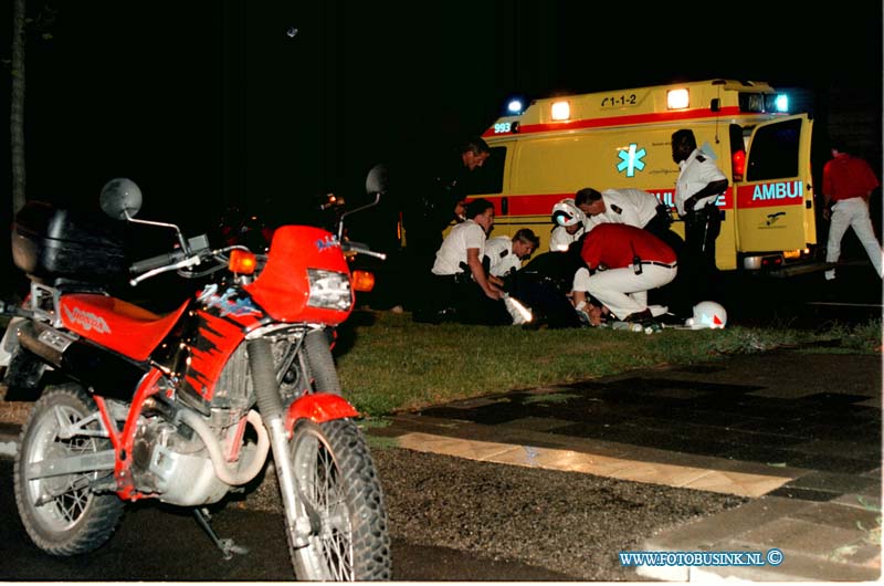 98082201.jpg - AMBULANCE DIENST ZHZ : 22-08-1998;dordrecht;moteragent gewond; op de merwedestraat raakte een agent gewond bij een wild west achtervolging door dat de moter uit de bocht vloog.de agent werdt met een herssenschuding naar het ziekenhuis gebracht.Deze digitale foto blijft eigendom van FOTOPERSBURO BUSINK. Wij hanteren de voorwaarden van het N.V.F. en N.V.J. Gebruik van deze foto impliceert dat u bekend bent  en akkoord gaat met deze voorwaarden bij publicatie.EB/ETIENNE BUSINKDeze digitale foto blijft eigendom van FOTOPERSBURO BUSINK. Wij hanteren de voorwaarden van het N.V.F. en N.V.J. Gebruik van deze foto impliceert dat u bekend bent  en akkoord gaat met deze voorwaarden bij publicatie.EB/ETIENNE BUSINK