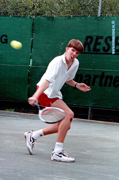 98082301.jpg - DE DORDTENAAR : alblasserdam;tennis kampioenschap;pieter van de linden moest van wegen blessure zijn laaste westrijd opgeven om de eind streep te halen.Deze digitale foto blijft eigendom van FOTOPERSBURO BUSINK. Wij hanteren de voorwaarden van het N.V.F. en N.V.J. Gebruik van deze foto impliceert dat u bekend bent  en akkoord gaat met deze voorwaarden bij publicatie.EB/ETIENNE BUSINK