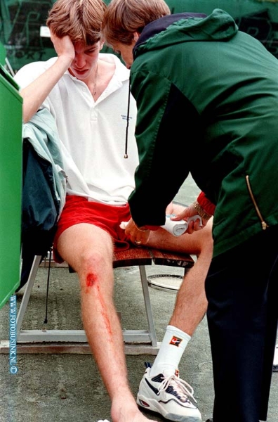 98082302.jpg - DE DORDTENAAR : alblasserdam;tennis kampioenschap;pieter vqan de linden moest van wegen blessure zijn laaste westrijd opgeven om de eind streep te halen.Deze digitale foto blijft eigendom van FOTOPERSBURO BUSINK. Wij hanteren de voorwaarden van het N.V.F. en N.V.J. Gebruik van deze foto impliceert dat u bekend bent  en akkoord gaat met deze voorwaarden bij publicatie.EB/ETIENNE BUSINK