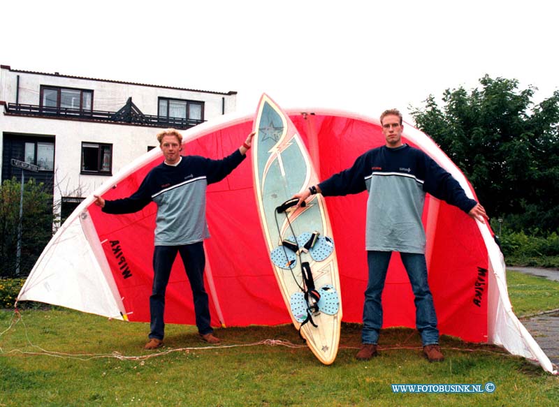 98082601.jpg - DE DORDTENAAR :zwijndrecht:26-09-1998: DE JONGENS SCHEURWATER MET HUN POWER KATING.Deze digitale foto blijft eigendom van FOTOPERSBURO BUSINK. Wij hanteren de voorwaarden van het N.V.F. en N.V.J. Gebruik van deze foto impliceert dat u bekend bent  en akkoord gaat met deze voorwaarden bij publicatie.EB/ETIENNE BUSINK