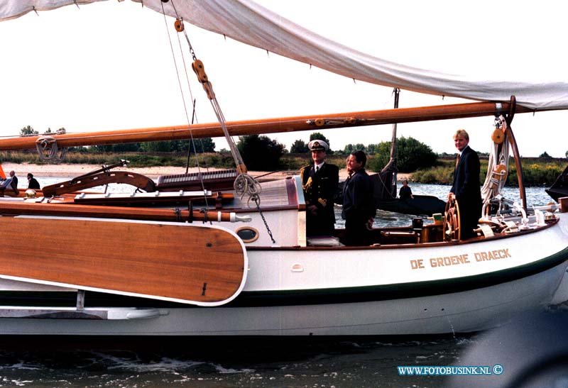 98082901.jpg - DE DORDTENAAR :WOUDRICHEM:29-08-1998:PRINS WILLEM VAN ORANJE OPENEND OFFICIEEL DE GERESTAUREEDE HAVEN VAN HET STADJE.Deze digitale foto blijft eigendom van FOTOPERSBURO BUSINK. Wij hanteren de voorwaarden van het N.V.F. en N.V.J. Gebruik van deze foto impliceert dat u bekend bent  en akkoord gaat met deze voorwaarden bij publicatie.EB/ETIENNE BUSINK