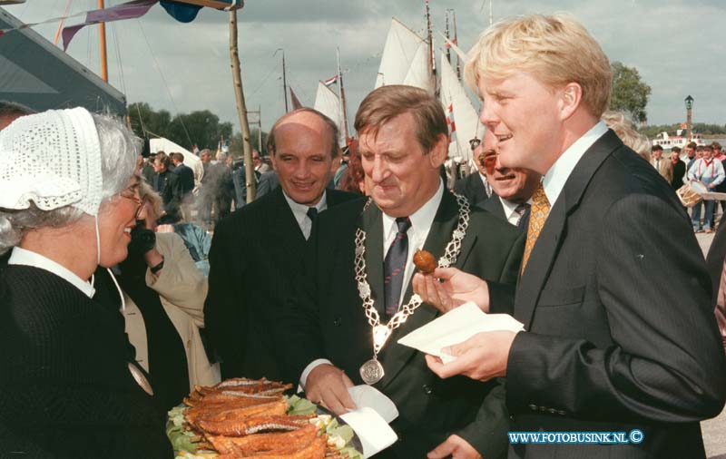 98082903.jpg - WFA : woudrichem:prins willem van oranje openend officeel de gerestaureede haven van het stadje woudrichem.Deze digitale foto blijft eigendom van FOTOPERSBURO BUSINK. Wij hanteren de voorwaarden van het N.V.F. en N.V.J. Gebruik van deze foto impliceert dat u bekend bent  en akkoord gaat met deze voorwaarden bij publicatie.EB/ETIENNE BUSINK