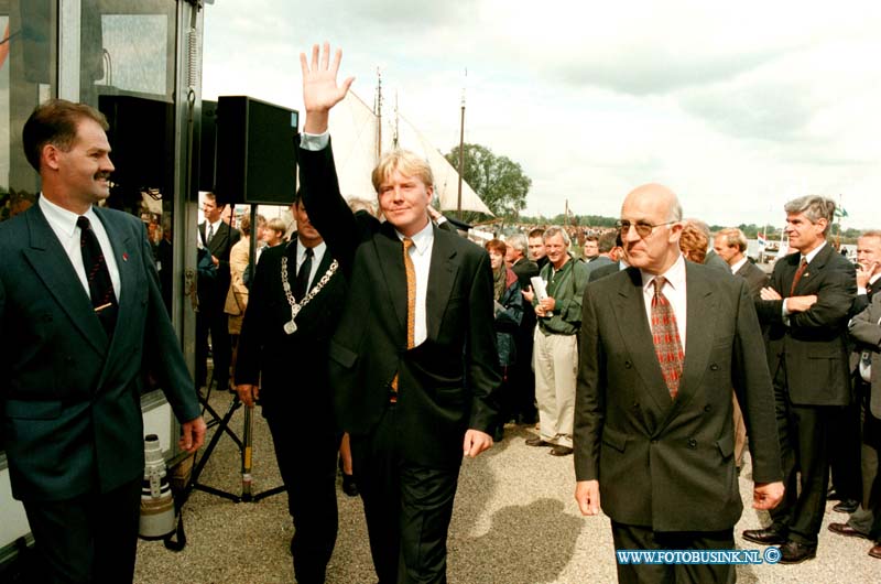 98082904.jpg - WFA : woudrichem:prins willem van oranje openend officeel de gerestaureede haven van het stadje woudrichem.Deze digitale foto blijft eigendom van FOTOPERSBURO BUSINK. Wij hanteren de voorwaarden van het N.V.F. en N.V.J. Gebruik van deze foto impliceert dat u bekend bent  en akkoord gaat met deze voorwaarden bij publicatie.EB/ETIENNE BUSINK