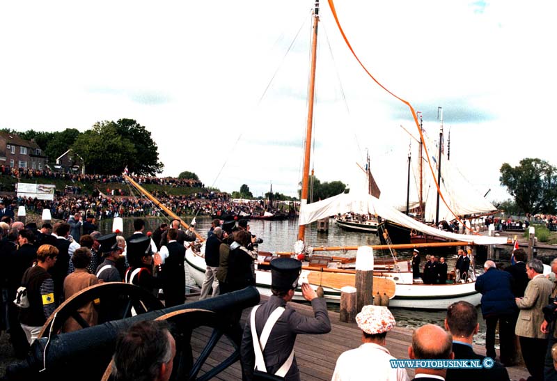 98082906.jpg - DE DORDTENAAR :WOUDRICHEM:29-08-1998:PRINS WILLEM VAN ORANJE OPENEND OFFICIEEL DE GERESTAUREEDE HAVEN VAN HET STADJE.Deze digitale foto blijft eigendom van FOTOPERSBURO BUSINK. Wij hanteren de voorwaarden van het N.V.F. en N.V.J. Gebruik van deze foto impliceert dat u bekend bent  en akkoord gaat met deze voorwaarden bij publicatie.EB/ETIENNE BUSINK