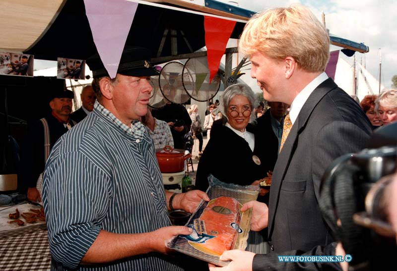 98082907.jpg - DE DORDTENAAR :WOUDRICHEM:29-08-1998:PRINS WILLEM VAN ORANJE OPENEND OFFICIEEL DE GERESTAUREEDE HAVEN VAN HET STADJE.Deze digitale foto blijft eigendom van FOTOPERSBURO BUSINK. Wij hanteren de voorwaarden van het N.V.F. en N.V.J. Gebruik van deze foto impliceert dat u bekend bent  en akkoord gaat met deze voorwaarden bij publicatie.EB/ETIENNE BUSINK