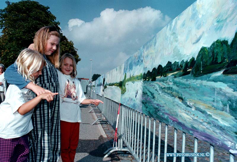 98083001.jpg - DE DORDTENAAR :GORCHUM;30-08-1998;IN GORCHUM OPBUITEN DE WATER POORT WAREN DE HELDAG SCHILDERS KUNSTENAAR BEZIG OM GORCHUM CULTUURSTAD VAST TE LEGGEN IN  HET LANGSTE SCHILDERIJ OP RIJ VAN GORCHUM.Deze digitale foto blijft eigendom van FOTOPERSBURO BUSINK. Wij hanteren de voorwaarden van het N.V.F. en N.V.J. Gebruik van deze foto impliceert dat u bekend bent  en akkoord gaat met deze voorwaarden bij publicatie.EB/ETIENNE BUSINK