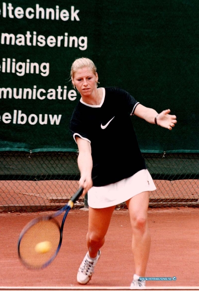 98083004.jpg - DE DORDTENAAR :ZWIJNDRECHT:TENNIS:30-08-1998:FINALE WINNARES DDHDeze digitale foto blijft eigendom van FOTOPERSBURO BUSINK. Wij hanteren de voorwaarden van het N.V.F. en N.V.J. Gebruik van deze foto impliceert dat u bekend bent  en akkoord gaat met deze voorwaarden bij publicatie.EB/ETIENNE BUSINK