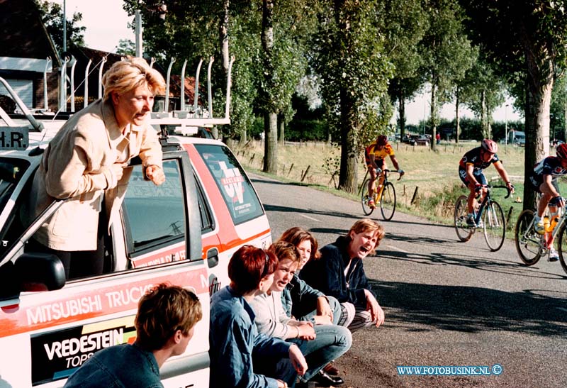 98083005.jpg - DE DORDTENAAR : SPORT:ABBEBROEK:30-08-1998:HERMA POST MANAGER DE HOEKSE RENNERS BIJ PLOEGLEIDERSAUTO.TIJDENS WESTRIJD.Deze digitale foto blijft eigendom van FOTOPERSBURO BUSINK. Wij hanteren de voorwaarden van het N.V.F. en N.V.J. Gebruik van deze foto impliceert dat u bekend bent  en akkoord gaat met deze voorwaarden bij publicatie.EB/ETIENNE BUSINK
