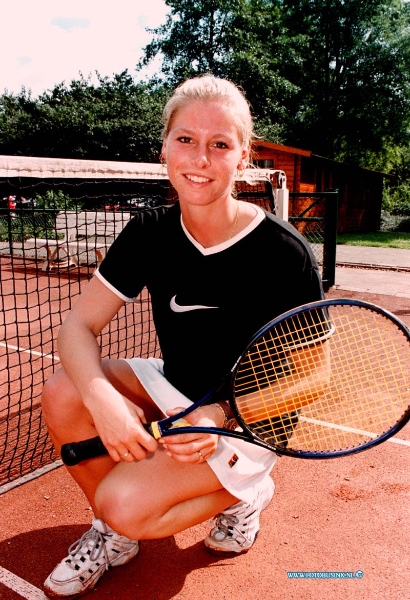 98083006.jpg - DE DORDTENAAR :ZWIJNDRECHT:TENNIS:30-08-1998:FINALE WINNARES DDHDeze digitale foto blijft eigendom van FOTOPERSBURO BUSINK. Wij hanteren de voorwaarden van het N.V.F. en N.V.J. Gebruik van deze foto impliceert dat u bekend bent  en akkoord gaat met deze voorwaarden bij publicatie.EB/ETIENNE BUSINK