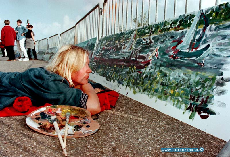 98083008.jpg - DE DORDTENAAR :GORCHUM;30-08-1998;IN GORCHUM OPBUITEN DE WATER POORT WAREN DE HELDAG SCHILDERS KUNSTENAAR BEZIG OM GORCHUM CULTUURSTAD VAST TE LEGGEN IN  HET LANGSTE SCHILDERIJ OP RIJ VAN GORCHUM.Deze digitale foto blijft eigendom van FOTOPERSBURO BUSINK. Wij hanteren de voorwaarden van het N.V.F. en N.V.J. Gebruik van deze foto impliceert dat u bekend bent  en akkoord gaat met deze voorwaarden bij publicatie.EB/ETIENNE BUSINK