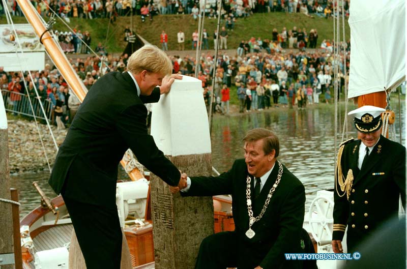 98083010.jpg - WFA : woudrichem:prins willem van oranje openend officeel de gerestaureede haven van het stadje woudrichem.Deze digitale foto blijft eigendom van FOTOPERSBURO BUSINK. Wij hanteren de voorwaarden van het N.V.F. en N.V.J. Gebruik van deze foto impliceert dat u bekend bent  en akkoord gaat met deze voorwaarden bij publicatie.EB/ETIENNE BUSINK