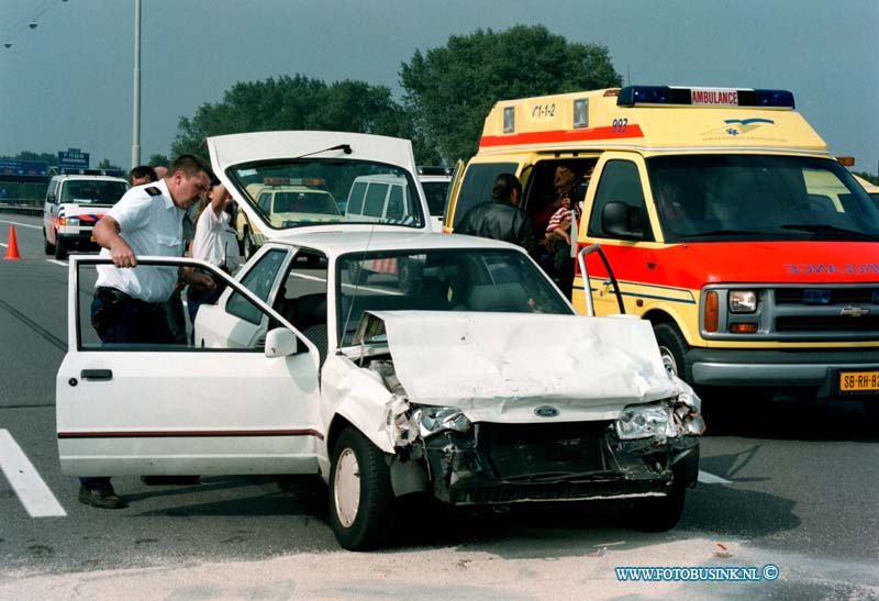 98090103.jpg - KUMQAUTZWIJNDRECHT:01-09-1998: ONGEVAL RW A16 T/H AFSLAG ZWIJNDRECHT WESTBAAN RICHTING BREDA TWEE AUTRO'S MET ELKAAR IN KOP STAART AANRIJDING 2 GEWONDEN.Deze digitale foto blijft eigendom van FOTOPERSBURO BUSINK. Wij hanteren de voorwaarden van het N.V.F. en N.V.J. Gebruik van deze foto impliceert dat u bekend bent  en akkoord gaat met deze voorwaarden bij publicatie.EB/ETIENNE BUSINK