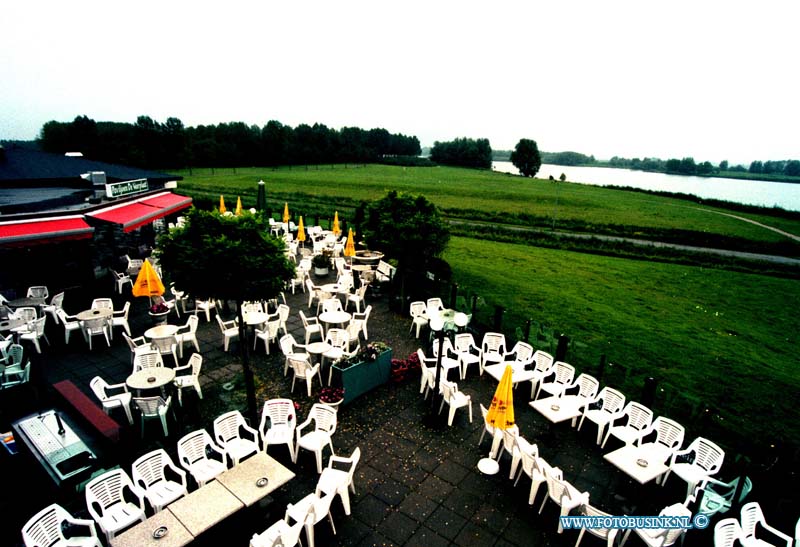 98090302.jpg - DE DORDTENAAR :ZWIJNDRECHT:03-09-1998: HET RESTAURANT DE VEERPLAAT BLIJF GEWOON GEOPENEND ALS DE HSL WORDT GEGRAVEN OOK BLIJFT HET GRASVELD VOOR DE ZAAK IN TAKT.Deze digitale foto blijft eigendom van FOTOPERSBURO BUSINK. Wij hanteren de voorwaarden van het N.V.F. en N.V.J. Gebruik van deze foto impliceert dat u bekend bent  en akkoord gaat met deze voorwaarden bij publicatie.EB/ETIENNE BUSINK