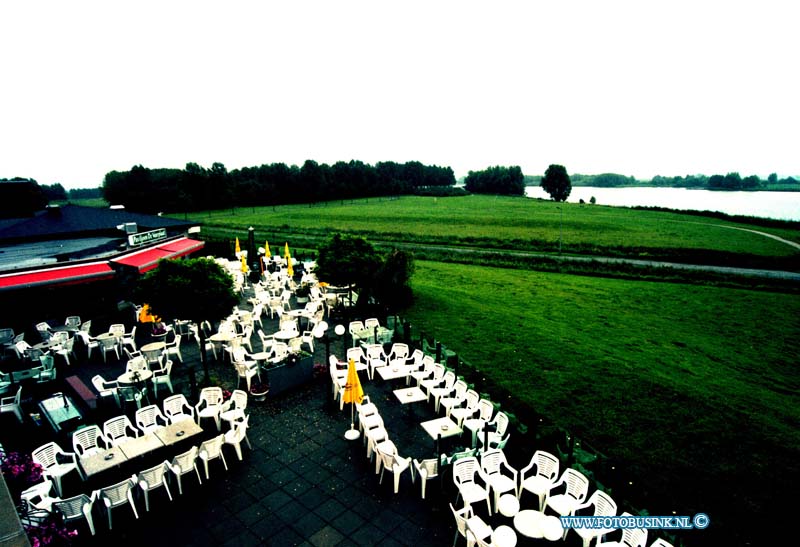 98090303.jpg - DE DORDTENAAR :ZWIJNDRECHT:03-09-1998: HET RESTAURANT DE VEERPLAAT BLIJF GEWOON GEOPENEND ALS DE HSL WORDT GEGRAVEN OOK BLIJFT HET GRASVELD VOOR DE ZAAK IN TAKT.Deze digitale foto blijft eigendom van FOTOPERSBURO BUSINK. Wij hanteren de voorwaarden van het N.V.F. en N.V.J. Gebruik van deze foto impliceert dat u bekend bent  en akkoord gaat met deze voorwaarden bij publicatie.EB/ETIENNE BUSINK