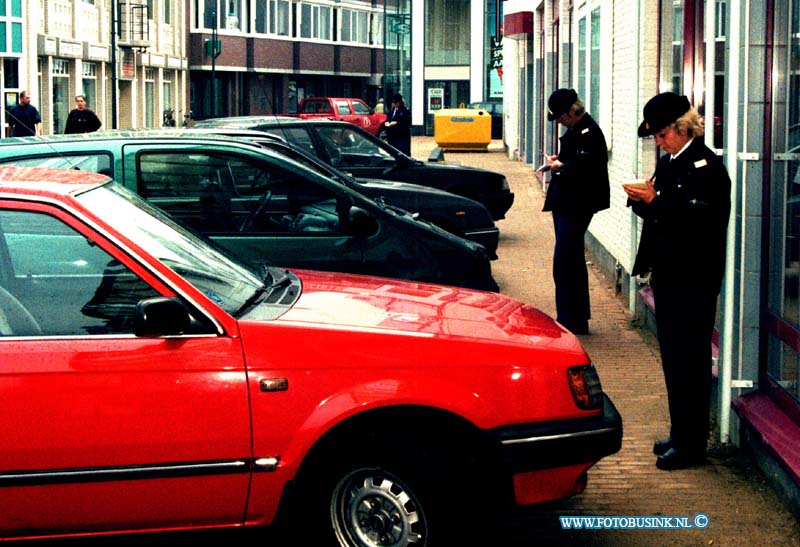 98090304.jpg - DE DORDTENAAR :GORINCHEM:03-09-1998:DE PARKEER POLITIE IS NI GORINCHEM HEEL ERG AKTIEF MET DRIE DAMENS TEGELIJK BESTRIJDEN ZE HET PARKEER OVERLAST.Deze digitale foto blijft eigendom van FOTOPERSBURO BUSINK. Wij hanteren de voorwaarden van het N.V.F. en N.V.J. Gebruik van deze foto impliceert dat u bekend bent  en akkoord gaat met deze voorwaarden bij publicatie.EB/ETIENNE BUSINK