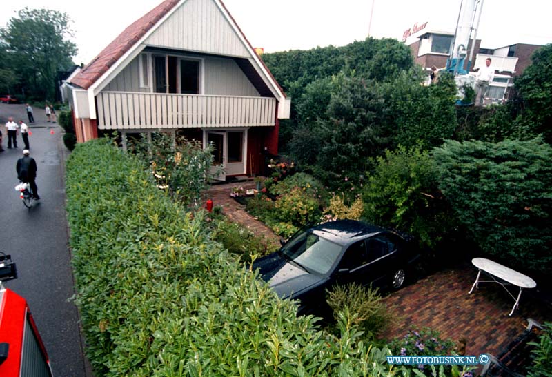 98090305.jpg - DE DORDTENAAR :H.I.AMABACHT:03-09-1998: OP DE VEERSEDIJK RAAKT VAN MIDDAG OM 15.00 EEN AUTO VAN DE DIJK DIE DOOR DE HEG IN DE TUIN VAN EEN WONING  10 METER LAGER BELANDE ER VIEL SLECHTS 1 LICHT GEWONDE.Deze digitale foto blijft eigendom van FOTOPERSBURO BUSINK. Wij hanteren de voorwaarden van het N.V.F. en N.V.J. Gebruik van deze foto impliceert dat u bekend bent  en akkoord gaat met deze voorwaarden bij publicatie.EB/ETIENNE BUSINK