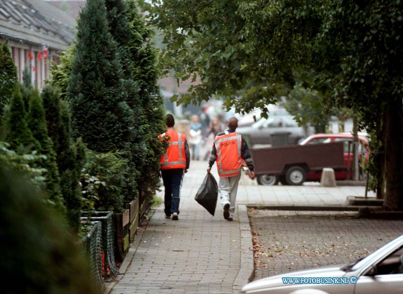 98090313.jpg - DE STEM VAN DORDT :DORDRECHT:ZEEHAVENLAAN JEUGT ONDOET DE BUURT VAN ZWERFVUIL ALS STRAF I.V.M. VERNIELINGEN IN DE WIJK.Deze digitale foto blijft eigendom van FOTOPERSBURO BUSINK. Wij hanteren de voorwaarden van het N.V.F. en N.V.J. Gebruik van deze foto impliceert dat u bekend bent  en akkoord gaat met deze voorwaarden bij publicatie.EB/ETIENNE BUSINK