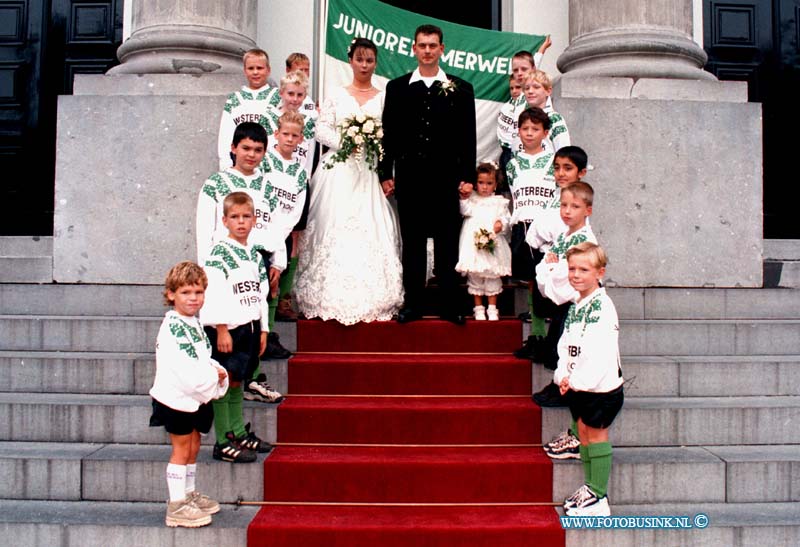 98090414.jpg - DE DORDTENAAR :DORDRECHT:04-09-1998:STADHUIS DORDRECHT HUWELIJK VAN MARCO KROONEN EN MIRANDA TIELEMAN MET EREHAAG VAN JEUGT VAN VV MERWEDE.Deze digitale foto blijft eigendom van FOTOPERSBURO BUSINK. Wij hanteren de voorwaarden van het N.V.F. en N.V.J. Gebruik van deze foto impliceert dat u bekend bent  en akkoord gaat met deze voorwaarden bij publicatie.EB/ETIENNE BUSINK