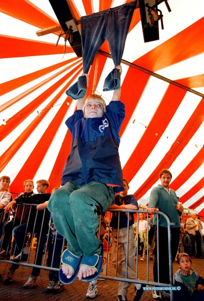 98090501.jpg - DE DORDTENAAR :STRIJEN:05-09-1998:SPIJKERBROEK HANGEN OP TENT BIJ KERMIS IN STRIJEN OP HET SPUI.Deze digitale foto blijft eigendom van FOTOPERSBURO BUSINK. Wij hanteren de voorwaarden van het N.V.F. en N.V.J. Gebruik van deze foto impliceert dat u bekend bent  en akkoord gaat met deze voorwaarden bij publicatie.EB/ETIENNE BUSINK