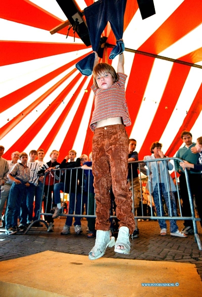 98090502.jpg - DE DORDTENAAR :STRIJEN:05-09-1998:SPIJKERBROEK HANGEN OP TENT BIJ KERMIS IN STRIJEN OP HET SPUI.Deze digitale foto blijft eigendom van FOTOPERSBURO BUSINK. Wij hanteren de voorwaarden van het N.V.F. en N.V.J. Gebruik van deze foto impliceert dat u bekend bent  en akkoord gaat met deze voorwaarden bij publicatie.EB/ETIENNE BUSINK