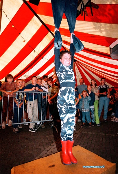 98090503.jpg - DE DORDTENAAR :STRIJEN:05-09-1998:SPIJKERBROEK HANGEN OP TENT BIJ KERMIS IN STRIJEN OP HET SPUI.Deze digitale foto blijft eigendom van FOTOPERSBURO BUSINK. Wij hanteren de voorwaarden van het N.V.F. en N.V.J. Gebruik van deze foto impliceert dat u bekend bent  en akkoord gaat met deze voorwaarden bij publicatie.EB/ETIENNE BUSINK