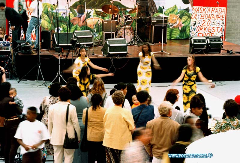 98090604.jpg - DE DORDTENAAR :DORDRECHT:06-09-1998: BONARE FESTIVAL IN STERREBURGHAL.Deze digitale foto blijft eigendom van FOTOPERSBURO BUSINK. Wij hanteren de voorwaarden van het N.V.F. en N.V.J. Gebruik van deze foto impliceert dat u bekend bent  en akkoord gaat met deze voorwaarden bij publicatie.EB/ETIENNE BUSINK