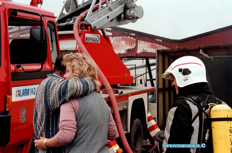 98090715.jpg - DE DORDTENAAR :heinenoord:07-09-1998:een uitslaande brand heeft om 9.30 twee halen van de witte markt aan de boonsweg in heinenoord volledig in as gelegt bij de brand kwam asbest vrij maar er was wegens de gunstige windt geen gevaar voor de omwoonende.de schade wordt geraamt op diverse tonnen.Deze digitale foto blijft eigendom van FOTOPERSBURO BUSINK. Wij hanteren de voorwaarden van het N.V.F. en N.V.J. Gebruik van deze foto impliceert dat u bekend bent  en akkoord gaat met deze voorwaarden bij publicatie.EB/ETIENNE BUSINK