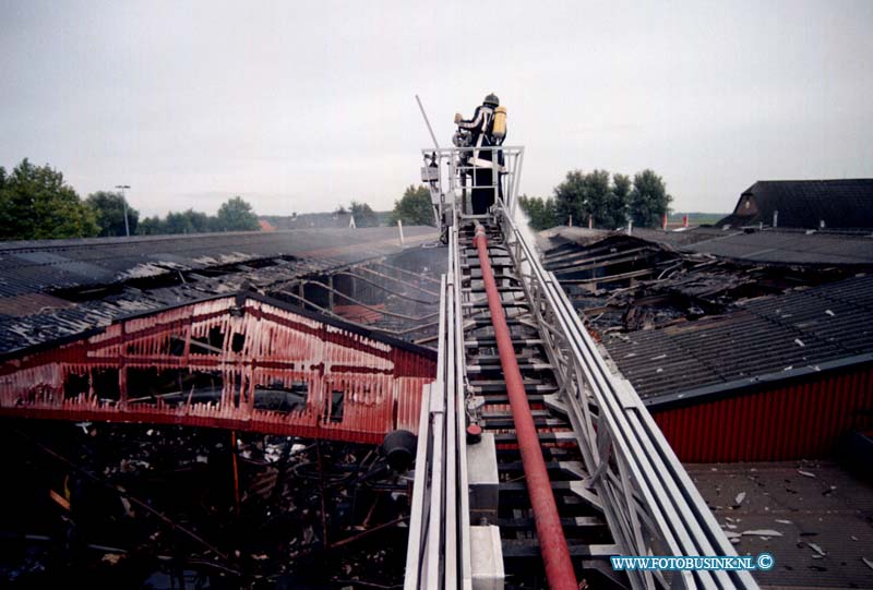 98090717.jpg - DE DORDTENAAR :heinenoord:07-09-1998:een uitslaande brand heeft om 9.30 twee halen van de witte markt aan de boonsweg in heinenoord volledig in as gelegt bij de brand kwam asbest vrij maar er was wegens de gunstige windt geen gevaar voor de omwoonende.de schade wordt geraamt op diverse tonnen.Deze digitale foto blijft eigendom van FOTOPERSBURO BUSINK. Wij hanteren de voorwaarden van het N.V.F. en N.V.J. Gebruik van deze foto impliceert dat u bekend bent  en akkoord gaat met deze voorwaarden bij publicatie.EB/ETIENNE BUSINK