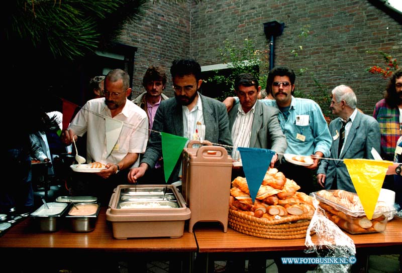 98090723.jpg - DE DORDTENAAR :DORDRECHT:07-09-1998:BIJ HET LEGER DES HEILS IN HET KROMHOUT WAS VAN MIDDAG EEN BUURT BARBEQUE VOOR BEWONNERS VAN HET LEGER DES HEILS PAND EN OMWONENDE VAN BUURT.Deze digitale foto blijft eigendom van FOTOPERSBURO BUSINK. Wij hanteren de voorwaarden van het N.V.F. en N.V.J. Gebruik van deze foto impliceert dat u bekend bent  en akkoord gaat met deze voorwaarden bij publicatie.EB/ETIENNE BUSINK