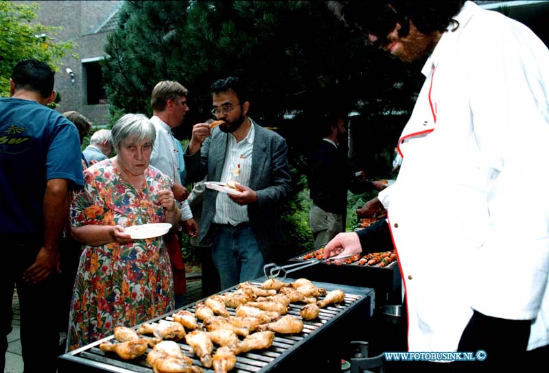 98090724.jpg - DE DORDTENAAR :DORDRECHT:07-09-1998:BIJ HET LEGER DES HEILS IN HET KROMHOUT WAS VAN MIDDAG EEN BUURT BARBEque VOOR BEWONNERS VAN HET LEGER DES HEILS PAND EN OMWONENDE VAN BUURT.Deze digitale foto blijft eigendom van FOTOPERSBURO BUSINK. Wij hanteren de voorwaarden van het N.V.F. en N.V.J. Gebruik van deze foto impliceert dat u bekend bent  en akkoord gaat met deze voorwaarden bij publicatie.EB/ETIENNE BUSINK