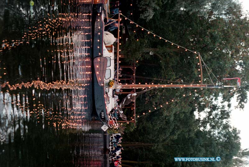 98091203.jpg - DE DORDTENAAR :OUDEKERK/GIESSENBURG:GONDELTOCHT:12-09-1998:DE GONDEL TOCHT VAN OUDEKERK/GIESSENBURG NAAR HARDINGSVELD GIESSENDAM.Deze digitale foto blijft eigendom van FOTOPERSBURO BUSINK. Wij hanteren de voorwaarden van het N.V.F. en N.V.J. Gebruik van deze foto impliceert dat u bekend bent  en akkoord gaat met deze voorwaarden bij publicatie.EB/ETIENNE BUSINK