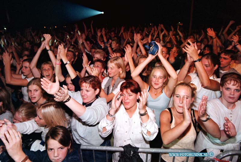 98091206.jpg - DE DORDTENAAR :ALBLASSERDAM:DE KAST:12-09-1998:OPTREDEN VAN DE KAST IN ALBLASSERDAM UITZINNEGEN FANS.Deze digitale foto blijft eigendom van FOTOPERSBURO BUSINK. Wij hanteren de voorwaarden van het N.V.F. en N.V.J. Gebruik van deze foto impliceert dat u bekend bent  en akkoord gaat met deze voorwaarden bij publicatie.EB/ETIENNE BUSINK