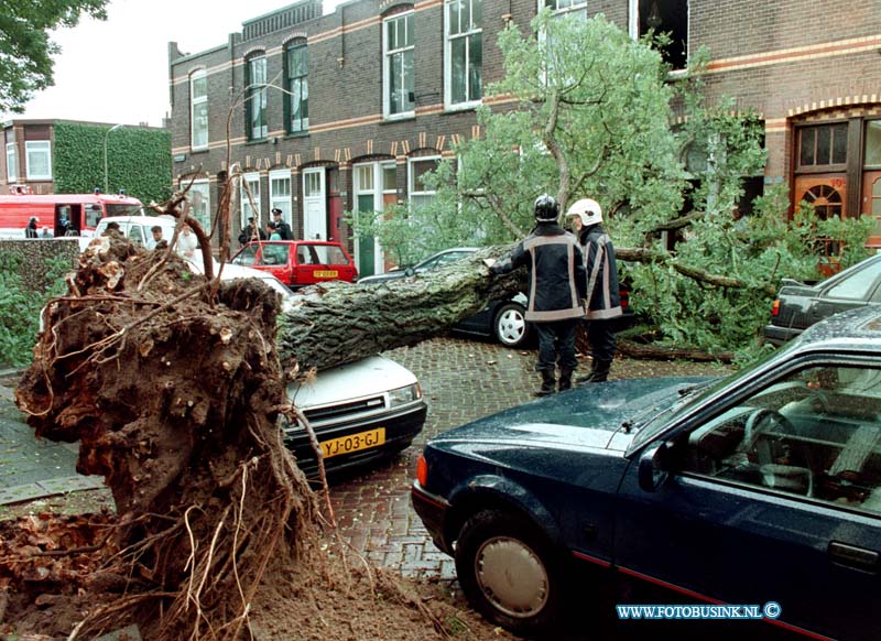 98091306.jpg - DE DORDTENAAR : dordrecht:storm:13-09-1998:de storm van heden avond heeft een boom geveld in de hoofdstraat in dordrecht deze boom viel op twee auto's die werden verpleterd en belande daarnat in een woonhuis er vielen gelukkig geen gewonden wel was de schade groot.Deze digitale foto blijft eigendom van FOTOPERSBURO BUSINK. Wij hanteren de voorwaarden van het N.V.F. en N.V.J. Gebruik van deze foto impliceert dat u bekend bent  en akkoord gaat met deze voorwaarden bij publicatie.EB/ETIENNE BUSINK