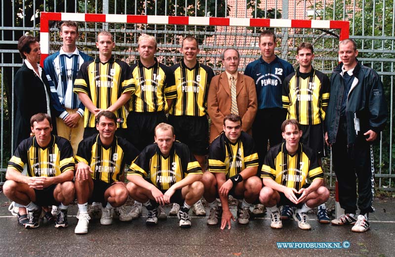 98091309.jpg - DE WEEK VAN BUS :ZWIJNDRECHT:13-09-1998:HANDBAL TEAM GESPONSORD DOOR PENNINGDeze digitale foto blijft eigendom van FOTOPERSBURO BUSINK. Wij hanteren de voorwaarden van het N.V.F. en N.V.J. Gebruik van deze foto impliceert dat u bekend bent  en akkoord gaat met deze voorwaarden bij publicatie.EB/ETIENNE BUSINK