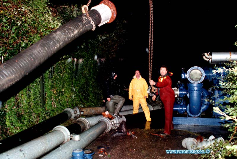 98091409.jpg - DE DORDTENAAR :WATEROVERLAST:14-09-1998: KORENDIJK HETN GEMAAL KAN HET WATER NIET AAN ER WORDEN EXSTRA POMPEN IN GEZET OM HET WATER UIT DE HOEKSEWAARDSE POLDERS TE HOUDEN VELE HUIZEN LIEPEN AL ONDER WATER.Deze digitale foto blijft eigendom van FOTOPERSBURO BUSINK. Wij hanteren de voorwaarden van het N.V.F. en N.V.J. Gebruik van deze foto impliceert dat u bekend bent  en akkoord gaat met deze voorwaarden bij publicatie.EB/ETIENNE BUSINK