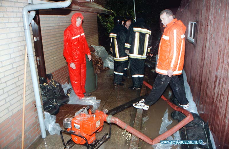 98091414.jpg - Dirk Hol:14-09-1998:minshereland/goudswaard:water overlast in in regio zuid holand zuidDeze digitale foto blijft eigendom van FOTOPERSBURO BUSINK. Wij hanteren de voorwaarden van het N.V.F. en N.V.J. Gebruik van deze foto impliceert dat u bekend bent  en akkoord gaat met deze voorwaarden bij publicatie.EB/ETIENNE BUSINK