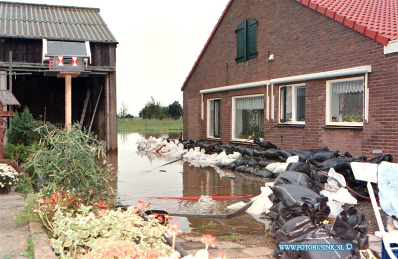 98091416.jpg - Dirk Hol:14-09-1998:minshereland/goudswaard:water overlast in in regio zuid holand zuidDeze digitale foto blijft eigendom van FOTOPERSBURO BUSINK. Wij hanteren de voorwaarden van het N.V.F. en N.V.J. Gebruik van deze foto impliceert dat u bekend bent  en akkoord gaat met deze voorwaarden bij publicatie.EB/ETIENNE BUSINK