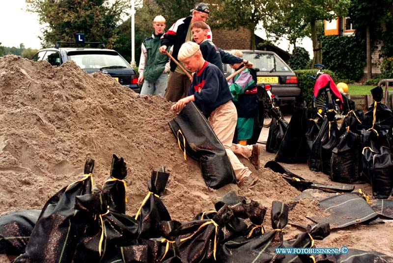 98091501.jpg - WFA :GOUDSWAARD:WATEROVERLAST:15-09-1998:OP DE DORPSSTRAAT IN GPOUDSWAARDT ZIJN ZELFS DE JEUGT BETROKKEN BIJ DE WAQTEROVERLAST ZE VULDE DE GEHELEDAG ZAND ZAKEN VOOR DE BRANDWEER OOK MINISTER APOTHEKER  VAN LANDBOUW KWAM EEN KIJKJE NEMEN BIJ BOER SCHELLING OP DE BOS WEG 1 IN GOUDSWAARD.Deze digitale foto blijft eigendom van FOTOPERSBURO BUSINK. Wij hanteren de voorwaarden van het N.V.F. en N.V.J. Gebruik van deze foto impliceert dat u bekend bent  en akkoord gaat met deze voorwaarden bij publicatie.EB/ETIENNE BUSINK