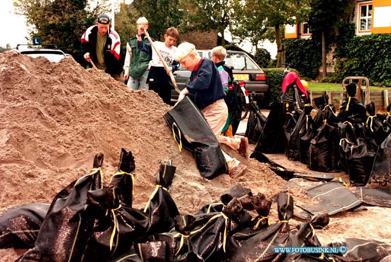 98091502.jpg - DE DORDTENAAR :GOUDSWAARD:WATEROVERLAST:15-09-1998:OP DE DORPSSTRAAT IN GPOUDSWAARDT ZIJN ZELFS DE JEUGT BETROKKEN BIJ DE WAQTEROVERLAST ZE VULDE DE GEHELEDAG ZAND ZAKEN VOOR DE BRANDWEER OOK MINISTER APOTHEKER  VAN LANDBOUW KWAM EEN KIJKJE NEMEN BIJ BOER SCHELLING OP DE BOS WEG 1 IN GOUDSWAARD.Deze digitale foto blijft eigendom van FOTOPERSBURO BUSINK. Wij hanteren de voorwaarden van het N.V.F. en N.V.J. Gebruik van deze foto impliceert dat u bekend bent  en akkoord gaat met deze voorwaarden bij publicatie.EB/ETIENNE BUSINK